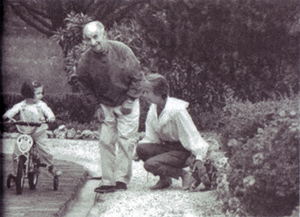 Луи де Фюнес в саду с супругой и внучкой